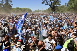 Aficionados celebran que Argentina se consagre Campeón del Mundo Qatar 2022, en Buenos Aires (Argentina). EFE M Campaya