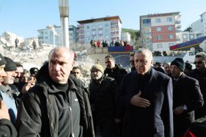 El presidente Recep Tayyip Erdogan (dcha) visita zona de edificios colapsados en Hatay, Turquía. EFE CETINMUHURDAR