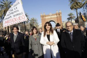 La presidenta suspendida del Parlament, Laura Borràs (2d), junto al ex presidente de la Generalitat Quim Torra (d) y miembros de su partido, llega al TSJC, 10.02.23 EFE Garcia