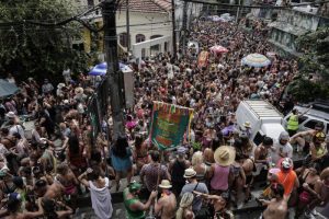 Participan de la comparsa carnavalesca Céu na Terra, en Río de Janeiro (Brasil), febrero 2023. EFE Lacerda