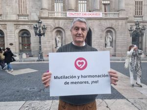 El historiador Francisco Oya en apoyo a la Asociación de Mujeres Por la Igualdad, AMPI, en el Día Internacional de la Mujer frente al Ayuntamiento de Barcelona, 8.3.23 Redes Paralelas