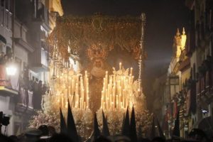 Prelados y feligreses acompañan a la Virgen de la Esperanza de Triana en su salida de la capilla en la Madrugá sevillana. 2023 EFE JM Vidal