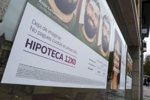 Vista de una entidad bancaria con una oferta hipotecaria en Oviedo. EFE J.L. Cereijido