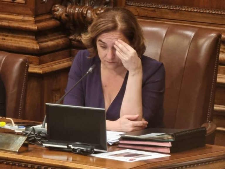 Alcaldesa de Barcelona Ada Colau en el Pleno municipal aprobando el Presupuesto Gral. 2023. 23.12.22 Redes Paralelas