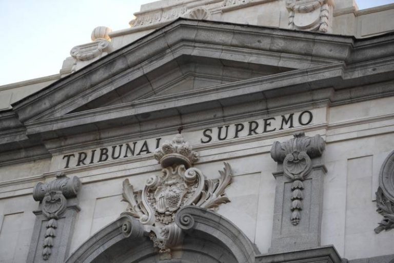 Detalle de la fachada de la sede del Tribunal Supremo. EFE J Lizon