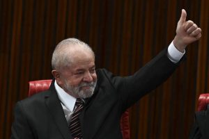 El presidente de Brasil Lula da Silva saluda como ganador de las elecciones en el Tribunal Superior Electoral en Brasilia Brasil. EFEA Borges