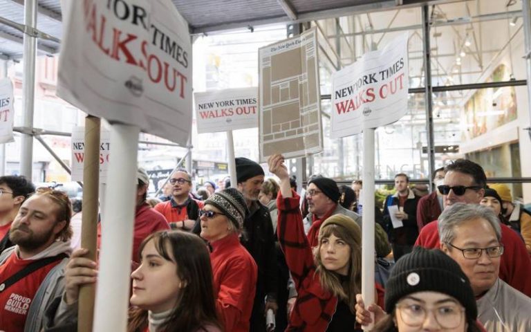 El sindicato The NewsGuild of New York frente a las oficinas de The New York Times durante una huelga de 24 horas en Nueva York EE.UU . 8.12.22. EFE Lane