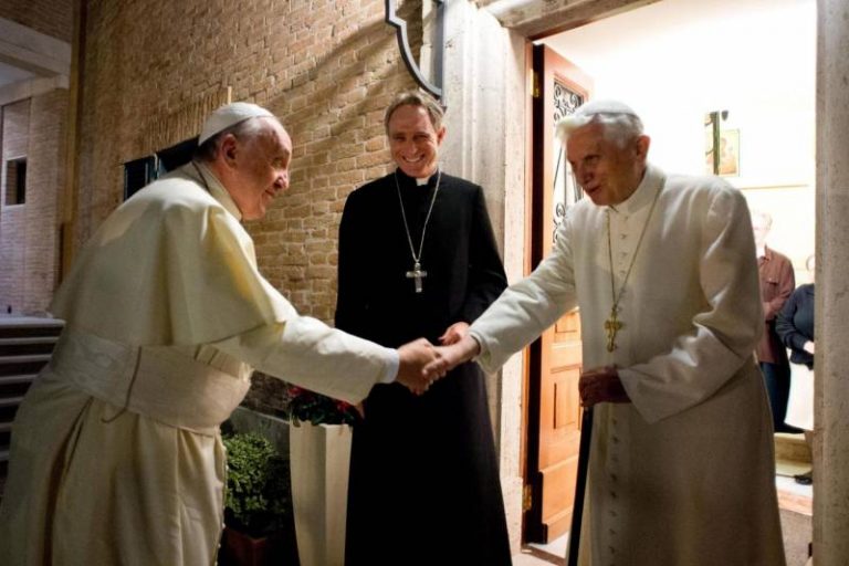 Imagen facilitada por el Osservatore Romano que muestra al papa Francisco i saludando a su predecesor el papa emerito Benedicto XVI d dic. de 2013. EFE