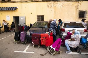 Inmigrantes esperan a las puertas del comedor social Yo soy Tu Malaga. EFE J Zapata