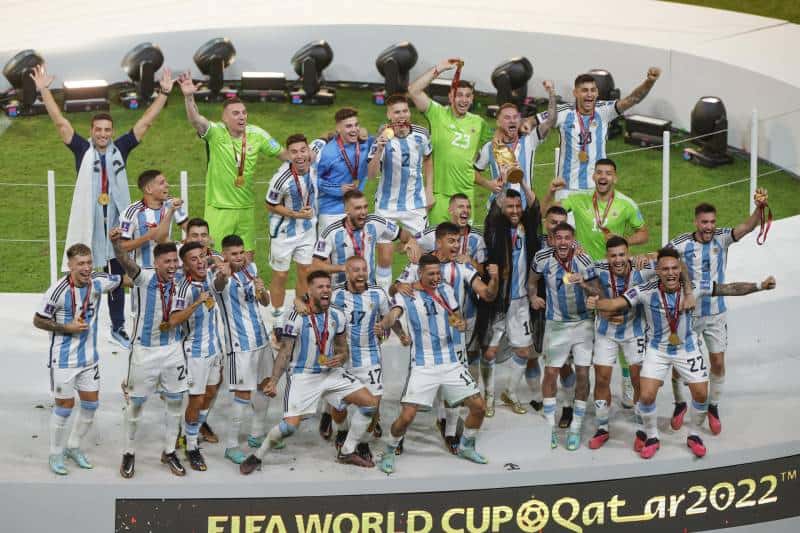 Jugadores de Argentina celebran su tercer titulo en la Copa Mundial de Futbol 2022. EFE A Estevez