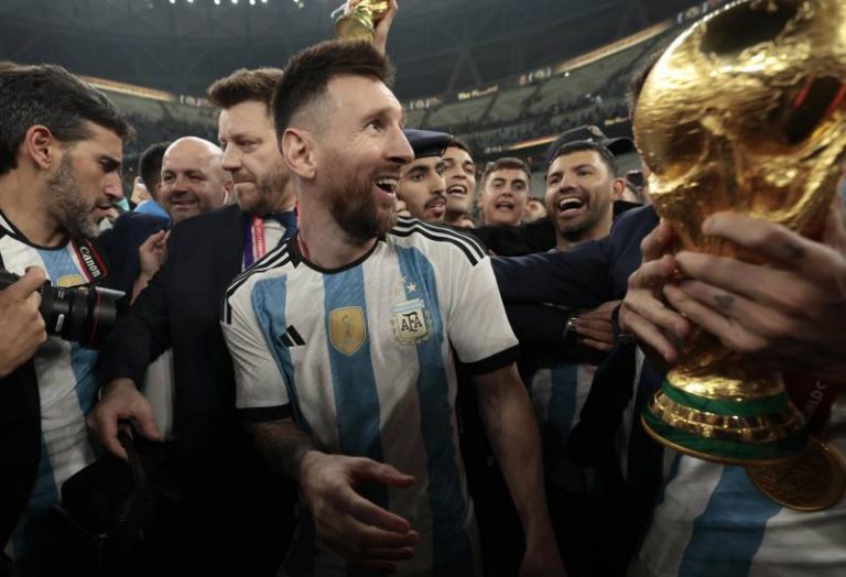 Lionel Leo Messi c Argentina gana el Campeonato del Mundo Catar 2022 contra Francia EFE J Roncoroni