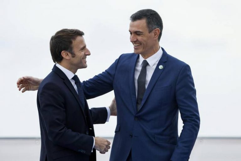 Presidente del Gobierno Pedro Sanchez y el presidente de Francia Emmanuel Macron en la pasada cumbre Euromediterranea de Alicante. Img. archivo EFE B Alino