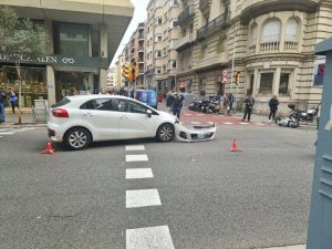 Accidente de trafico entre un coche y una moto en Distrito Sant Gervasi Galvany 02.01.23 Barcelona Redes Paralelas