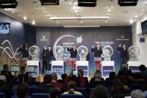 El primer premio de la Loteria del Nino cantado en Madrid y dotado con dos millones de euros para el 89.603 cayo en Girona. EFE