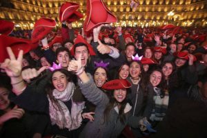 Imagen de archivo de una celebracion de fin de ano en Salamanca. EFE JM Garcia