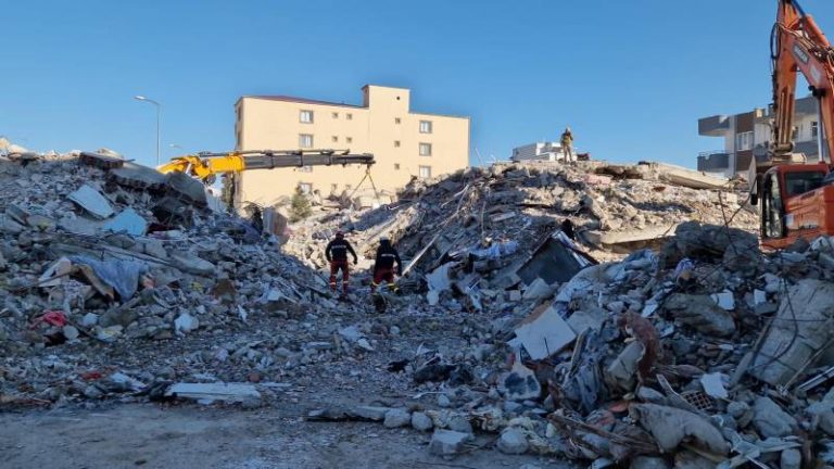 Efectivos de la UME buscan entre los escombros en Ganzitep Turquia este miercoles. EFE Ministerio De Defensa
