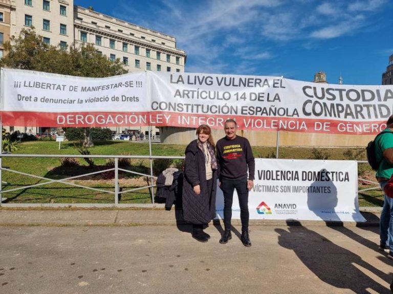 Fermin Fernandez d afectado por la LIVG sale en defensa de la custodia compartida y Claudia Gaeta i delegada de ANAVID en Barcelona 04.02.23 Redes Paralelas