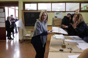 La primera ministra italiana Giorgia Meloni deposita su voto durante las elecciones regionales en Roma. 12.02.23 EFE G Lami