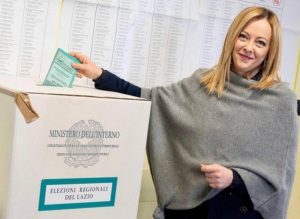 La primera ministra italiana Giorgia Meloni vota en las elecciones regionales 12.02.23. EFE