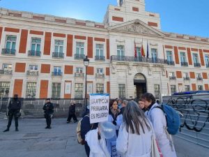 Medicos y pediatras protestan frente a presidencia Comunidad de Madrid por mejorar la salud publica01.02.23 Redes Paralelas