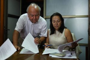 Rodolfo Reyes i abogado y sobrino de Pablo Neruda junto a Elizabeth Flores d abogada en caso Neruda entrevistados por EFE en Santiago de Chile. EFE Diaz