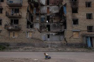 Un nino transita por una zona de guerra en Ucrania en una fotografia de archivo. EFE R Pilipey