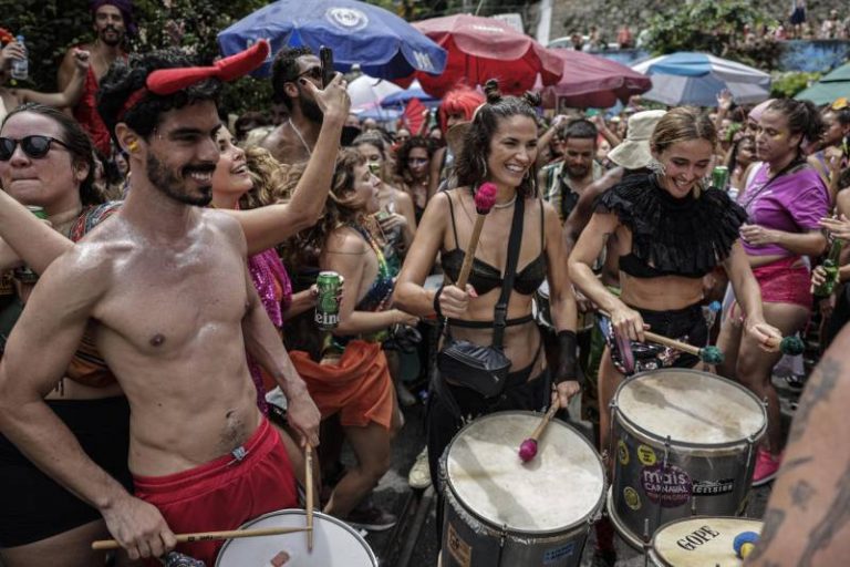 Viandantes participan de la comparsa carnavalesca Ceu na Terra febrero 2023 en Rio de Janeiro Brasil. EFE Lacerda