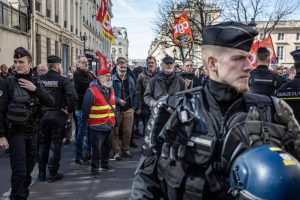 Agentes de policia aseguran el acceso a la Asamblea Nacional francesa ante la protesta de sindicatos por la reforma de pensiones en Paris 16.3.23 EFE Tesson