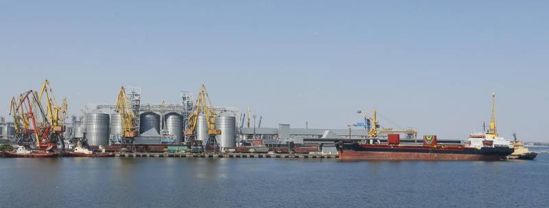 El carguero Kubrosli Y der. en el puerto de granos de Odesa Ucrania el 19.08.22 EFE