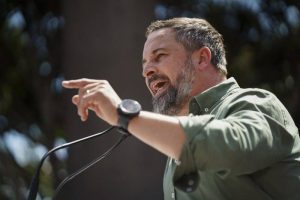 El presidente de VOX Santiago Abascal interviene durante el mitin este domingo en Santa Cruz de Tenerife. EFE Ramon de la Rocha