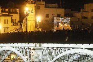 Feligreses participan en la procesion de la Virgen de la Esperanza de Triana en la celebracion de la Madruga sevillana.2023 EFE JM Vidal