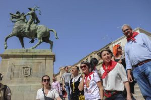 La ministra de Igualdad y dirigente de Podemos Irene Montero 2d asiste al Chiviri en Trujillo Caceres una fiesta de Interes Turistico Regional EFE Feixas